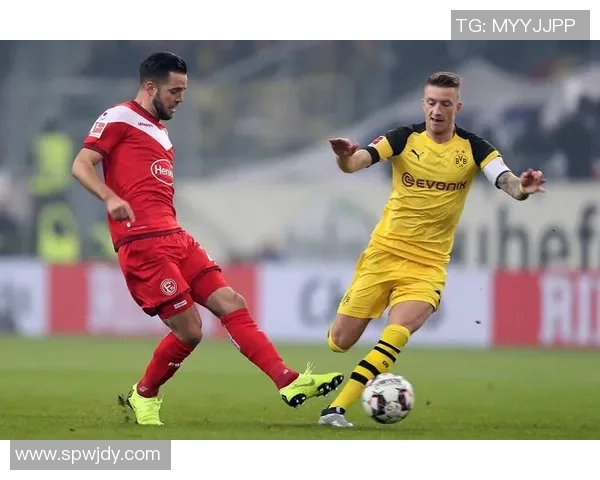 云达不莱梅与杜塞尔多夫激战正酣比分揭晓精彩瞬间回顾